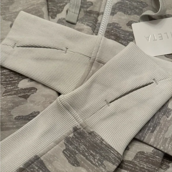 NWT Athleta Triumph Printed Hoodie - Medium - Picture 4 of 13